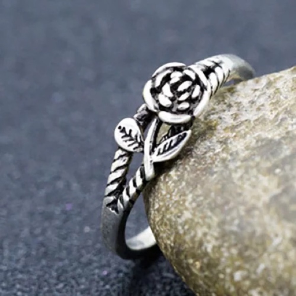 New Women’s Delicate Adjustable Flower Ring